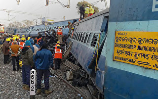 印度东部两火车相撞 至少50死300伤