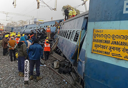 印度東部當地時間21日晚上一列特快車七節車廂及火車頭脫軌翻覆,造成至少36人死亡,數十人受傷。(AFP PHOTO / STRINGER)