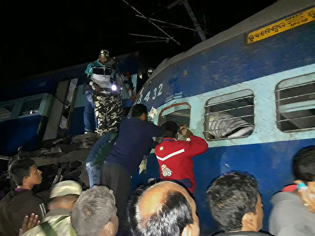印度東部當地時間21日晚上一列特快車七節車廂及火車頭脫軌翻覆,造成至少36人死亡,數十人受傷。(AFP PHOTO / STRINGER)