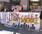 1月17日，来自“阻止洛城警局监控联盟”（Stop LAPD Spying Coalition）、“洛杉矶社区行动网”（Los Angeles Community Action Network）等多个社区组织的活动人士在洛县行政大厅门前举行抗议活动。（杨阳／大纪元）