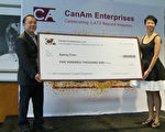 CanAm公司將50萬美元本金返還給投資人，右為CanAm 副總裁 Christine Chen。（楊陽／大紀元）