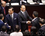 行政院长林全（图中）在会议结束后向立法委员致意。（陈柏州／大纪元）