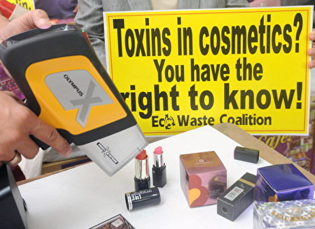 2012年3月在马尼拉举行的世界消费者权利日的新闻发布会上，化学安全倡导者EcoWaste联盟的一名工程师，使用X射线荧光光谱仪检查化妆品的铅含量。該联盟要求 清除个人护理产品中的有害物质。 (JAY DIRECTO/AFP/Getty Images)