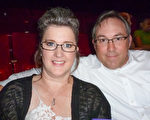 Aaron Martelli和太太Claudia Martelli共同欣赏1月1号晚神韵国际艺术团在休斯顿琼斯表演艺术剧院的第十场演出。（吴香莲/大纪元）