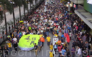 香港新年首日 近萬人遊行反釋法 促撤覆核