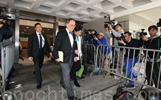 香港前行政长官（特首）曾荫权涉贪案，陪审团在2月17日晚裁定其中一项“公职人员行为失当罪”罪名成立，该罪名最高可判囚7年及罚款。（蔡雯文／大纪元）