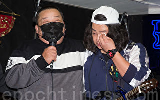 藝人賴銘偉（右）1月3日在台北舉辦首張台語專輯記者會，父親（左）突然抱病現身，讓賴銘偉感動淚崩。（陳柏州／大紀元）