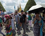 中国游客的涌入促进东南亚国家旅游业的发展，但同时，随之带来的负面效应，让他们不得不保持着警惕。图为2015年8月21日，曼谷，中国游客参观大皇宫。(CHRISTOPHE ARCHAMBAULT/AFP/Getty Images)