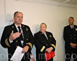 旧金山消防局局长海耶斯‧怀特（中）、局长助理丹·科西奥（左）在介绍业主应遵守的消防新规。（李霖昭／大纪元）