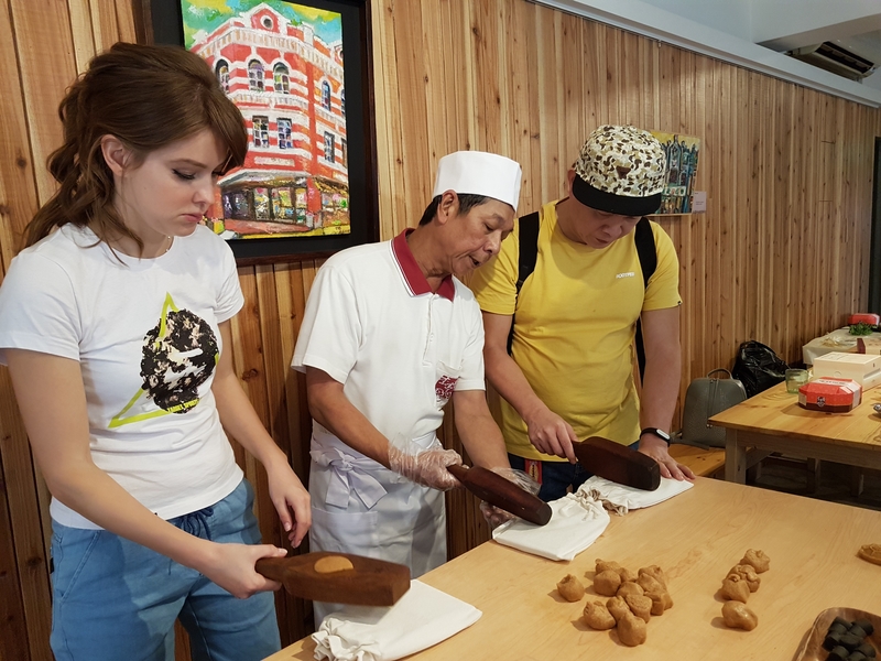 安妮(左)、康康(右)為先節目深入台灣各地,為拜訪一家知名餅店師傅(中)。(中視提供)