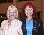 美容髮廊經理Reyna Prykhodko（照片中右者）表示「表現反迫害的舞蹈最令人感動！」（蕭財英／大紀元）