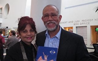 2017年1月7日，美國佛羅裡達州督察Luis Pizarro和太太Yvonne Pizarro一起觀看了神韻演出。（麥蕾/大紀元）