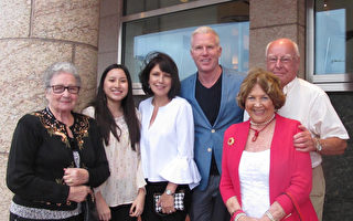 1月7日下午，Porges先生带着父母、太太和中国养女一起来观看了神韵国际艺术团在的是迈阿密艾君爱诗表演艺术中心今年在当地的第二场演出。（麦蕾／大纪元）