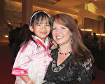 Debbie Perkins带着可爱的小女儿Katie一同来接受中华文化的洗礼。(杨汉民／大纪元)