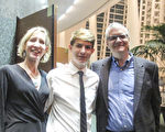 資深稅務專家John Archer（右）於1月7日晚帶著妻子Jennifer Archer和兒子Grant Archer，在邁阿密艾君愛詩表演藝術中心觀看了神韻國際藝術團的演出。（麥蕾／大紀元）