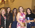 1月7日晚上，地產商Kathy Alfidi女士與好友與家人一起來觀看了神韻國際藝術團在的是邁阿密艾君愛詩表演藝術中心的演出。 （麥蕾／大紀元）