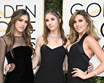 1月8日，好莱坞巨星史泰龙的三个女儿出席在美国加州洛杉矶比佛利山希尔顿酒店举行第74届金球奖颁奖礼。从左到右依次为：18岁的二女儿西斯廷（Sistine Stallone）、14岁的小女儿史加蕾（Scarlet Stallone）和20岁的大女儿索菲娅（Sophia Stallone）。(Frazer Harrison/Getty Images)