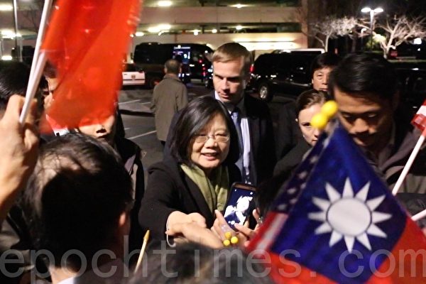 蔡英文抵美國舊金山灣區 近400僑胞歡迎