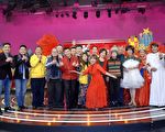 新年特別節目《金雞鴻運旺群星嘉年華》錄影現場合照，由澎恰恰（前左5）和王彩樺（前右6）主持。（華視提供）