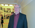 1月17日晚，牧师Doug Ray在查尔斯顿盖拉德中心观看了神韵北美艺术团的演出。（林南宇／大纪元）