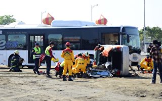 演練交通事故，消防人員破壞車體救出受傷人員。（廖素貞／大紀元）