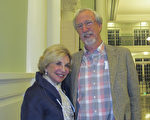 Dorree Lynn女士和未婚夫Charles Hatch先生观看了1月18日查尔斯顿的神韵演出。 （麦蕾／大纪元）
