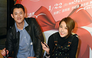吴慷仁（左）与邵雨薇主演的电影《我的礼物》将于22日晚间9点全台首播，两人特地于过年前联手挥毫迎新春。（纬来电影台提供）