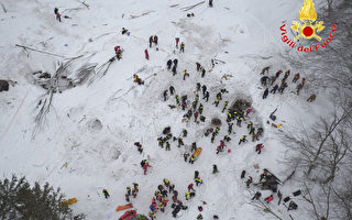 组图：意大利雪崩埋酒店 10人被发现还活着