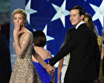 2017年1月20日，华盛顿DC，川普就职舞会上，伊凡卡（右二）以飞吻向观众致意。 (ROBYN BECK/AFP/Getty Images)