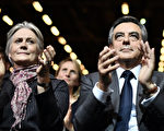 法國右派總統參選人費雍之妻可能曾以國會助理名義坐領乾薪。圖為2016年11月25日，費雍（右）和他的妻子潘妮洛普（左）出席在巴黎的競選集會。(PHILIPPE LOPEZ/AFP)