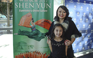 私人執業醫師協會管理服務組織主席Dana Nguyen和女兒Scarlet一起觀賞神韻世界藝術團（World Company）在達拉斯的第三場精彩演出。