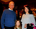 Terry Dolan与女儿Kelly Henry、外孙女一起，在罗切斯特大剧院（Rochester Auditorium Theatre）观看了神韵演出。（卫泳／大纪元）