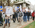 示威者走過UCLA校園街道。（楊陽／大紀元）