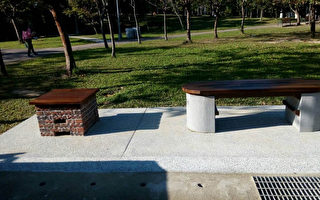 台灣天災頻繁，為防範未然，台北市在大安森林公園內設置「首件」爐灶座椅組，平時可讓情侶坐在上面談情，災難一來就立刻開伙，給予最快飲食需求。
（台北市工務局提供）