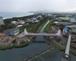 串联花莲市与吉安乡的吉安溪出海口景观桥于年前点灯，成为北花莲耀眼地标。吉安乡长黄馨表示，桥梁意象以先人登陆洄澜湾的接驳船作为设计，年后完工开放通行。(吉安乡公所提供)