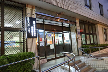 新竹市护城河亲水公园重新整顿启用后,改善市府周遭环境,让不少民众惊呼“市容变美了”,市府员工还开 玩笑说,后门变量变美,“也可以当作市府前门了”。(新竹市政府提供)