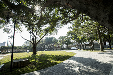 新竹市护城河亲水公园重新整顿启用后,改善市府周遭环境,让不少民众惊呼“市容变美了”,市府员工还开 玩笑说,后门变量变美,“也可以当作市府前门了”。(新竹市政府提供)