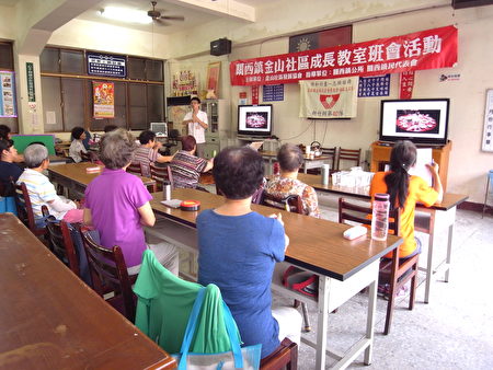 范纲智在金山社区食安宣导,为老人家上健康用药常识。(范纲智/提供)