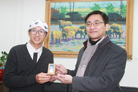 文化局長贈與圓夢青年方子惟名片。(郭千華/大紀元)