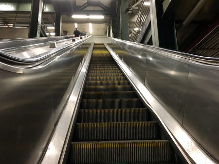 42街-時代廣場站(Times Square-42 St)結構複雜,樓層很多。最底層在地下很深,但這完全影響不到手機信號。