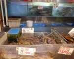 「溫哥華大蟹」已升至每磅10.99元，與旁邊的加拿大龍蝦一個價。 (蔡溶/大紀元)
