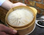 紐約餐館推出世界最大小籠包 要用吸管喝湯汁