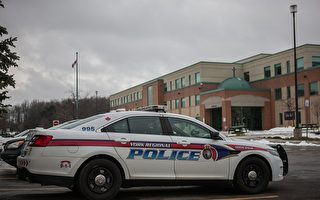 約克警局正在搜尋衝著民宅開槍的嫌犯。圖爲約克警隊的一輛警車 （Jesse Winter/Toronto Star via Getty Images）