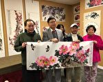 中国著名画家马金虎（左二）即席挥毫富贵长久图，增送画展主办单位协胜公会。（照片由协胜公会提供）