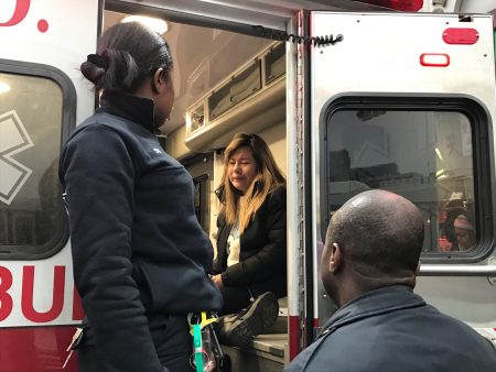 王小姐被打後,坐上了警察派來的救護車,她委屈地哭泣。