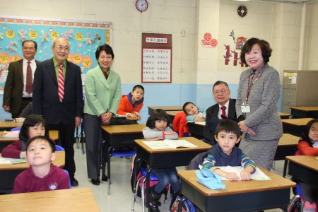 華僑學校校長王張令瑜昨日帶領經文處、文教中心和僑領們參觀修葺一新的校舍。