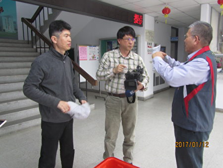 通霄发电厂黄副厂长清泉(右一)陪同县府保育科刘科长(左一)鉴定。(陈丽燕/大纪元)