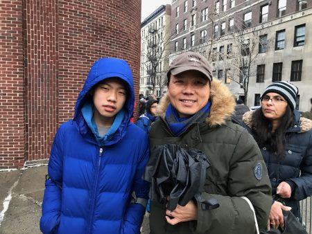 家住牙买加的林同学在外公严先生的陪同下,坐地铁1个多小时到考场,参加亨特高中入学考试。