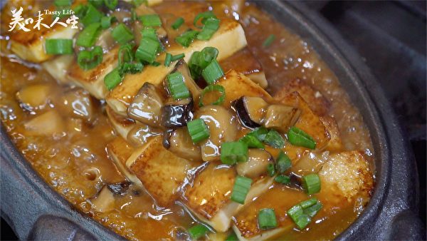 濃濃蔥香味的蔥燒豆腐(新唐人提供)