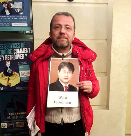 法國律師公會成員紀僥姆·格雷茲（Guillaume Grèze）先生捧著中國維權律師王全璋的照片。（慈蕊/大紀元） 
